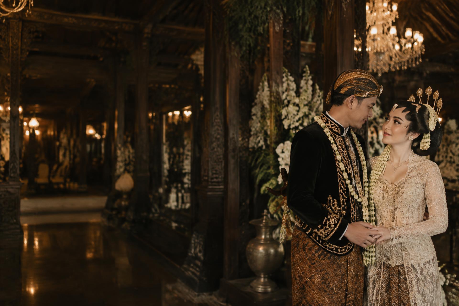 Aditya dan Salsabila dalam busana pengantin Jawa di pendopo